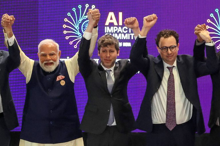 CEOs da OpenAI e da Anthropic se recusam a dar as mãos em foto de cúpula de IA; veja vídeo - 19/02/2026 - Tec