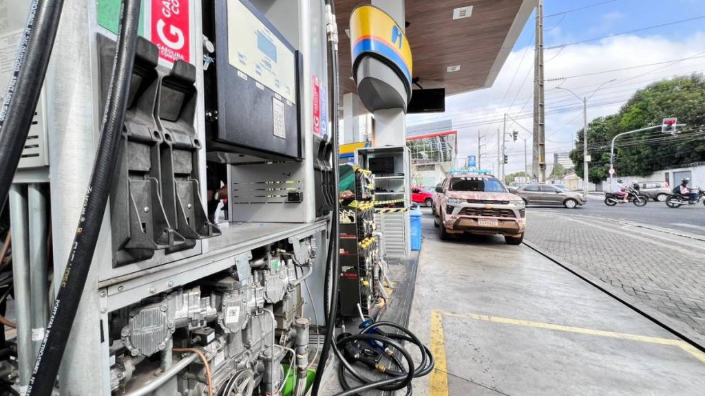 ANP aponta que distribuidoras subiram preço do diesel - 26/03/2026 - Economia