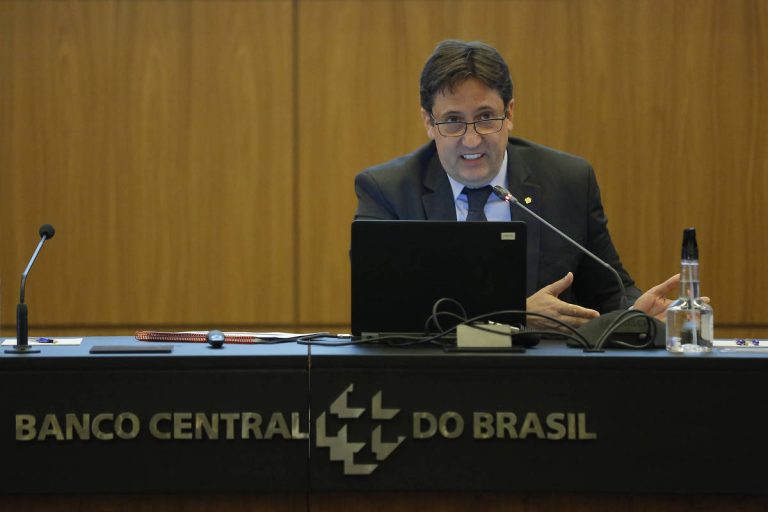 CGU abre processo que pode expulsar servidores do BC - 23/03/2026 - Economia