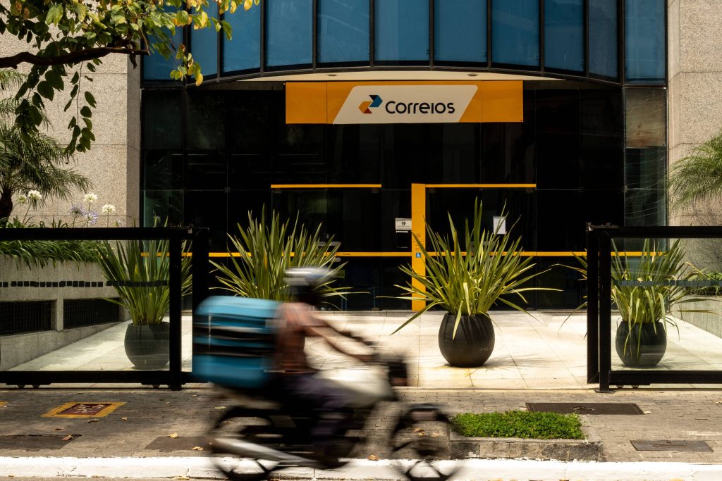 Correios vão reduzir cargos em nova estrutura de pessoal - 29/03/2026 - Economia