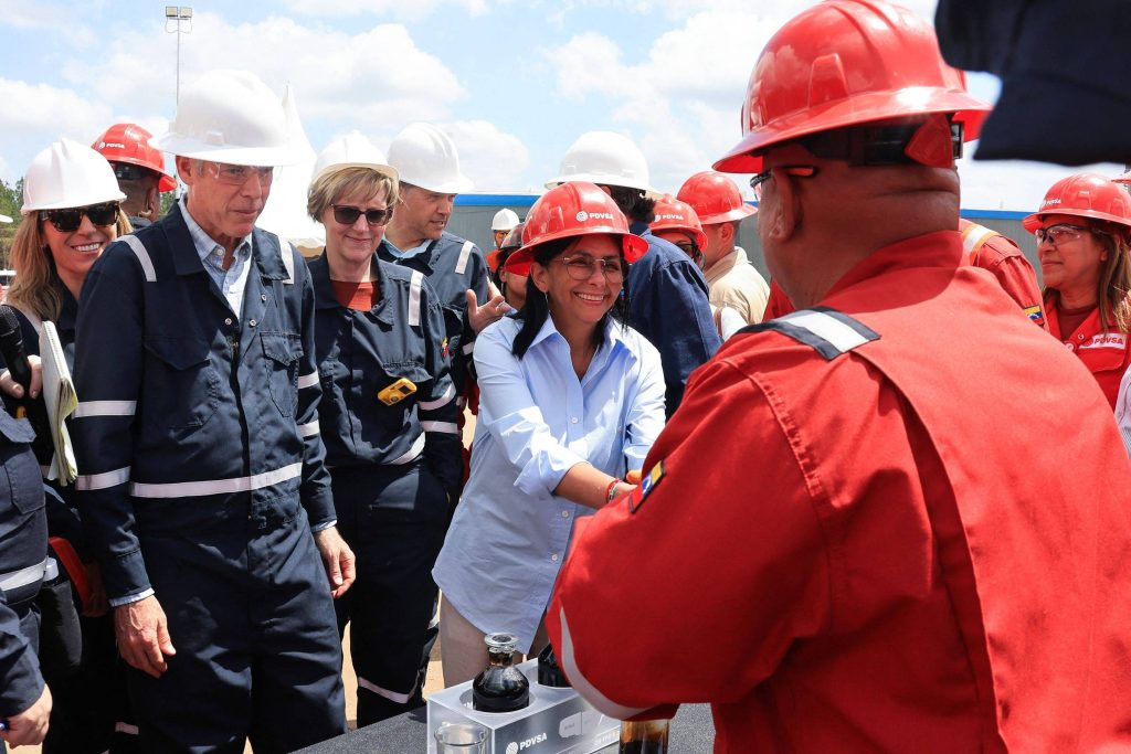 EUA autorizam negócios com petroleira da Venezuela - 18/03/2026 - Economia