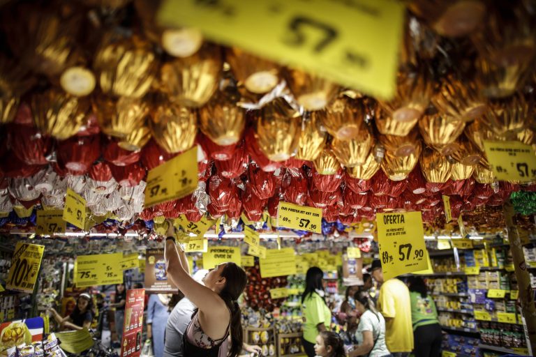Feriado em abril cai sexta (3) e terça (21); veja direitos - 30/03/2026 - Economia