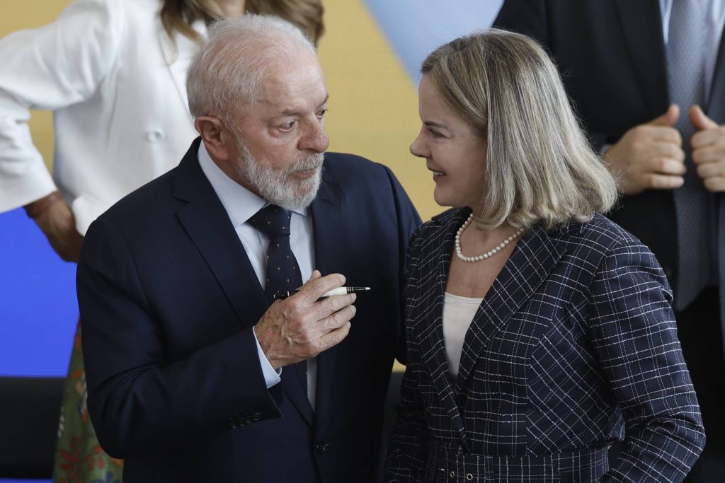 Gleisi: Lula pediu estudos para reduzir custo do rotativo - 30/03/2026 - Economia