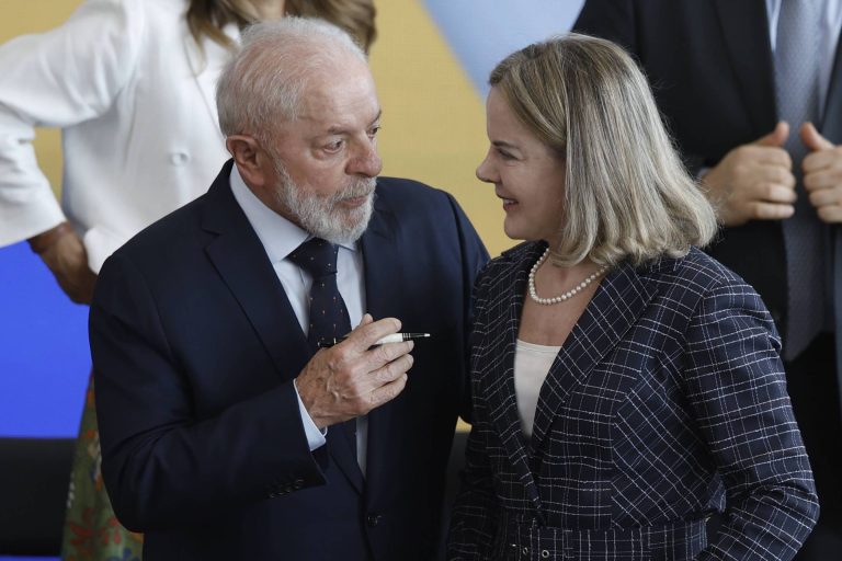 Gleisi: Lula pediu estudos para reduzir custo do rotativo - 30/03/2026 - Economia