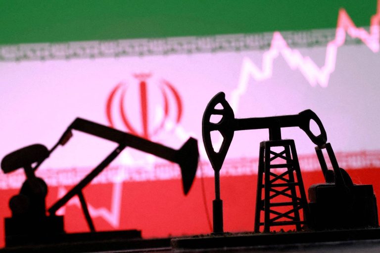 Guerra no Irã: petróleo abre estável a US$ 106 - 22/03/2026 - Economia