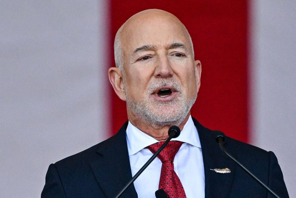 Jeff Bezos quer US$ 100 bi para renovar fábricas com IA - 20/03/2026 - Economia