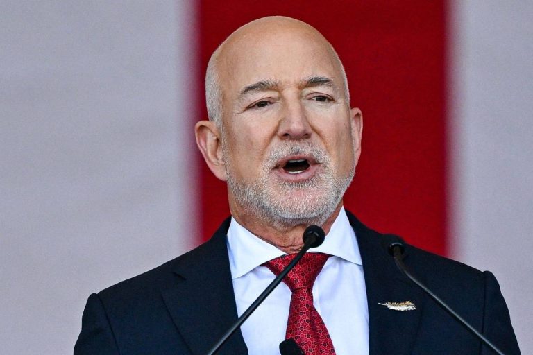 Jeff Bezos quer US$ 100 bi para renovar fábricas com IA - 20/03/2026 - Economia