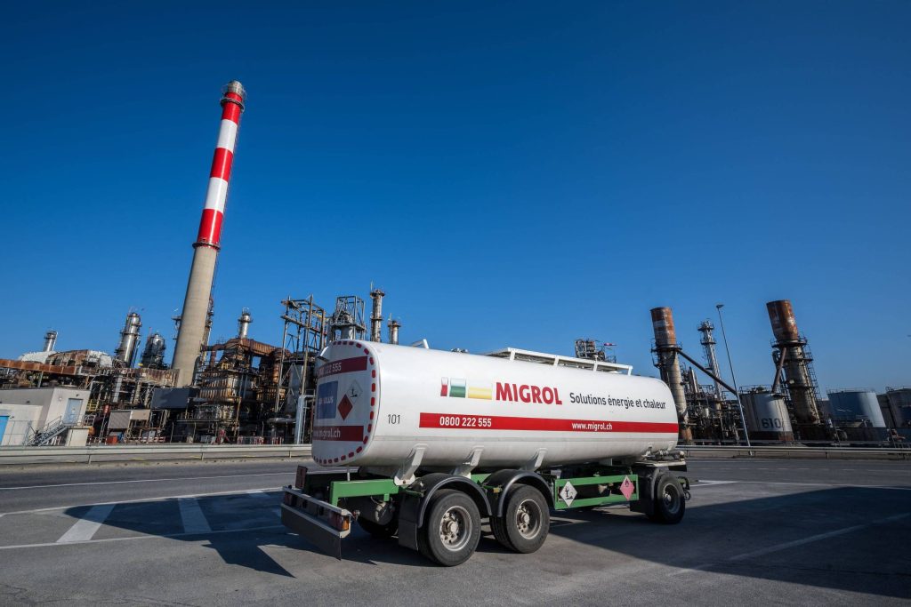 Maiores petrolíferas reduzem investimentos na transição energética em mais de US$ 12 bi, diz relatório - 22/03/2026 - Economia