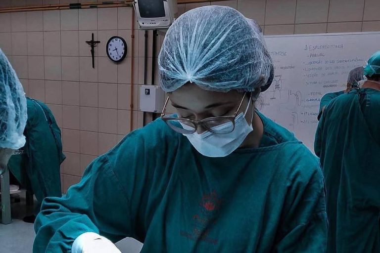 Médicos recém-formados sofrem por emprego em capitais - 21/03/2026 - Economia