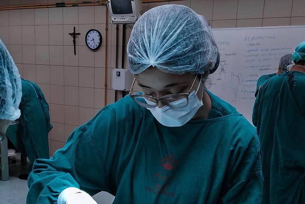 Médicos recém-formados sofrem por emprego em capitais - 21/03/2026 - Economia