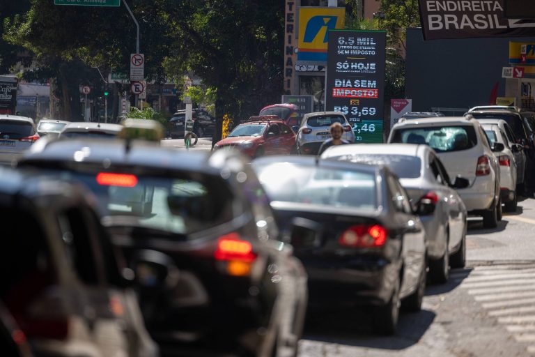 PF abre inquérito para apurar setor de combustíveis - 17/03/2026 - Economia