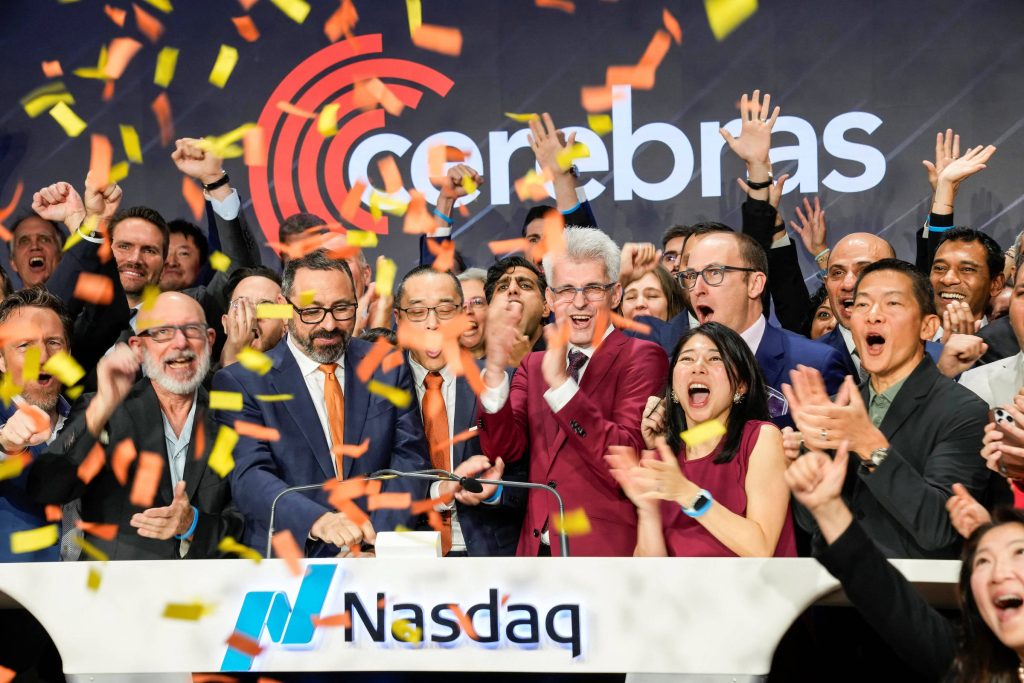 IA: Cerebras levanta US$ 5,5 bi em IPO e ações sobem 68% - 14/05/2026 - Economia
