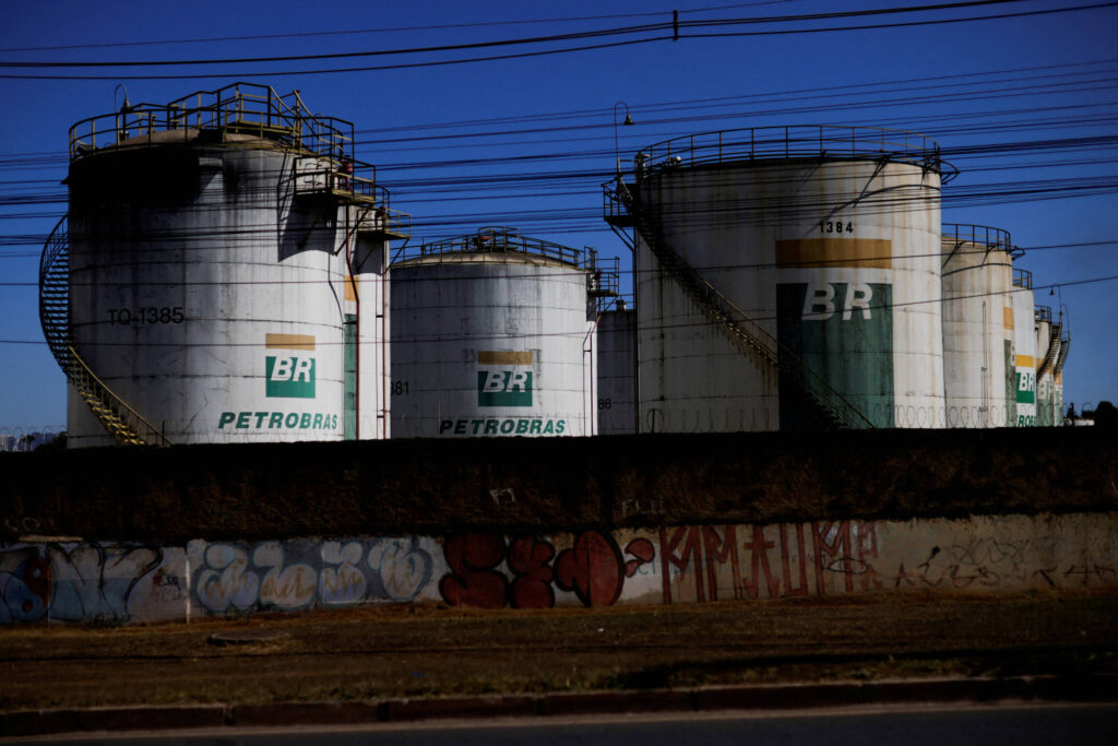Petrobras anuncia desconto de R$ 0,35 sobre óleo diesel - 31/05/2026 - Economia
