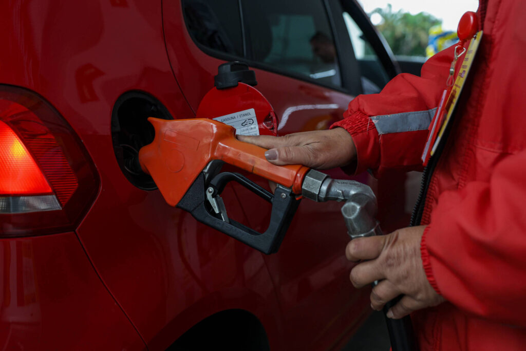 Petrobras aumenta gasolina nas refinarias e alta após subsídio será de R$ 0,03 - 28/05/2026 - Economia