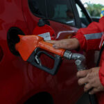 Petrobras aumenta gasolina nas refinarias e alta após subsídio será de R$ 0,03 - 28/05/2026 - Economia
