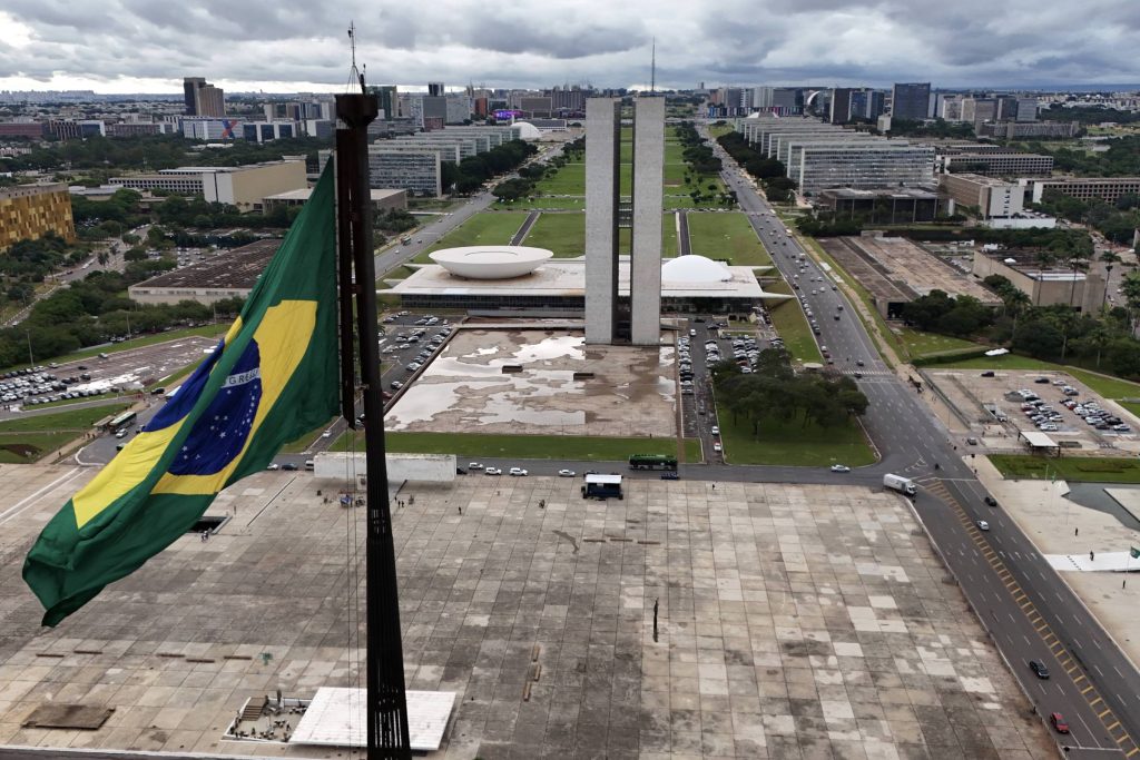 Renda no DF é mais que dobro da registrada em 14 estados - 09/05/2026 - Economia