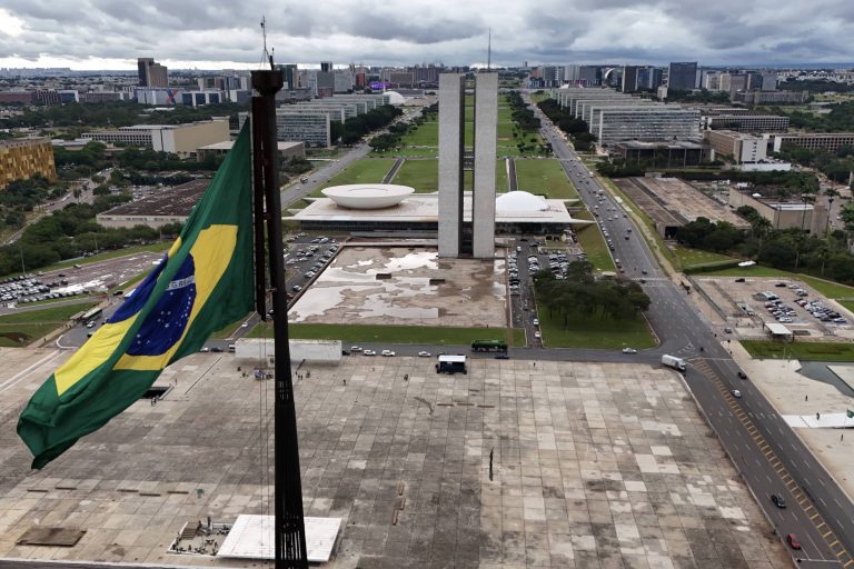 Renda no DF é mais que dobro da registrada em 14 estados - 09/05/2026 - Economia