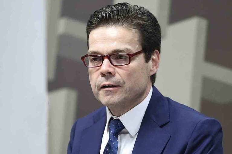 Selic: Diretor diz que BC manterá juro em nível restritivo - 19/05/2026 - Economia