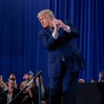 Trump: 3.711 transações com ações em múltiplas estratégias - 23/05/2026 - Economia