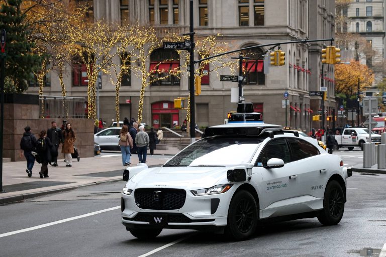 Waymo suspende táxis autônomos em 6 cidades; veja - 23/05/2026 - Economia