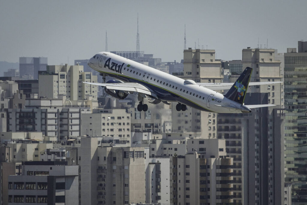 Guerra no Irã: Azul cortou 5% da capacidade, diz CEO - 06/06/2026 - Economia